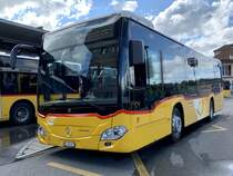 Neuer MB C2 K hybrid '11681' von PostAuto Regie Aeschi am 5.8.21 beim Bahnhof Spiez.