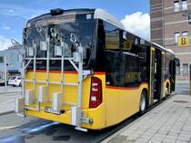 Heckansicht des neuen MB C2 K hybrid '11681' von PostAuto Regie Aeschi am 5.8.21 beim Bahnhof Spiez.