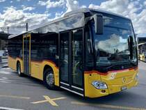 Der neue MB C2 K hybrid '11681' der PostAuto Regie Aeschi am 5.8.21 bei der Abfahrt beim Bahnhof Spiez.