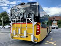 Heckansicht des neuen MB C2 K '11681' von PostAuto Regie Aeschi am 5.8.21 bei der Abfahrt in Spiez.