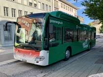 MB C2 NGT Hybrid Nr. 25 der BGU mit Vollwerbung für Erdgas am 10.8.21 beim Postplatz Grenchen.
