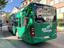 Heckansicht des MB C2 NGT Hybrid Nr. 25 mit Erdgas Vollwerbung am 10.8.21 beim Postplatz Grenchen.