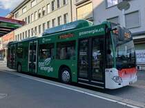 *2000. Busbild*  MB C2 NGT Hybrid Nr. 25 der BGU mit Erdgas Vollwerbung am 10.8.21 beim Postplatz Grenchen.