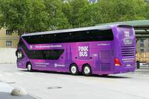 Pinkbus (2021) mit dem Neoplan Skyliner N1222/3 der Höber GmbH. Berlin / ZOB im August 2021.