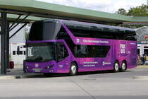 Pinkbus (2021) mit dem Neoplan Skyliner N1222/3 der Höber GmbH. Berlin/ ZOB im August 2021.