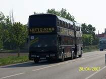 Der grte Bus, der an der Oldtimerausfahrt nach Speyer teilnahm: Ein Neoplan Jumbocruiser. Hier ist er kurz nach Neuluheim zu sehen. 