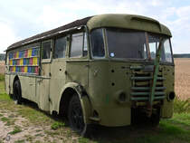 Dieser ausgediente Ikarus 60 Bus wurde zu einem Bienenanhänger umfunktioniert. (DDR-Museum Dargen, August 2021)