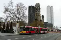 BVG Berlin, zum Betriebsende des Urbino 18, Wagen 4254 [ GN07] unterwegs auf der Linie 100, Berlin, Haltestelle 'Breitscheidplatz', im Dezember 2018. [Solaris]