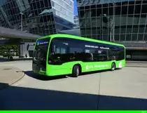 VBG - Mercedes eCitaro Nr.20  ZH27119 bei der zufahrt zu den Haltestellen in Zürich Flughafen am 05.09.2021