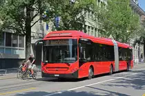 Volvo Hybrid Bus 878, auf der Linie 10, fährt durch die Bundesgasse. Die Aufnahme stammt vom 21.08.2021.