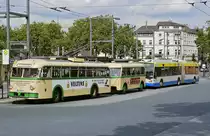 Am 12.09.2021 machte der ÜH IIIs 59 zusammen mit dem Orion WH112 06 des Obus-Museums Solingen seine monatliche Rundfahrt von/nach Ohligs über den Graf-Wilhelm-Platz und Wald, hier stehen die beiden Fahrzeuge abfahrbereit vor dem Hauptbahnhof