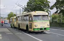 Der ÜH IIIs 59 mit dem Orion WH112 06 des Obus-Museums Solingen fährt am 12.09.2021 die Kieler Straße zur Bahnbrücke Kamper Straße hinauf