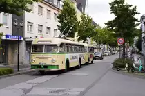 Der ÜH IIIs 59 durchfährt mit dem Orion WH112 06 des Obus-Museums Solingen am 12.09.2021 Solingen Wald