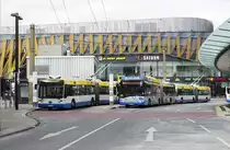 Am 12.09.2021 warten der Van Hool AG 300 T 267 und der Solaris-Batterie-Oberleitungsbus Trollino 18 861 auf dem Graf-Wilhelm-PLatz auf Fahrgäste. Nicht nur die Fahrzeuge haben sich geändert, sondern auch die Bebauung: Dort, wo einmal das  Karstadt-Kaufhaus stand, befindet sich heute das Einkaufszentrum Hofgarten.