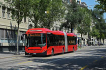 Volvo Hybrid Bus 885, auf der Linie 10, fährt durch die Bundesgasse. Die Aufnahme stammt vom 21.08.2021.
