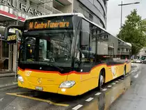 MB C2 hybrid '10957' der PostAuto Regie Sion am 20.9.21 beim Bahnhof Sitten.