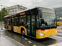 MB C2 hybrid Nr. 3 '10957' der PostAuto Regie Sion am 20.9.21 bei der Abfahrt beim Bahnhof Sitten.