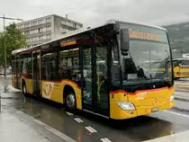 MB C2 hybrid Nr. 3 '10957' der PostAuto Regie Sion am 20.9.21 bei der Abfahrt beim Bahnhof Sitten.
