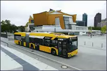 BVG Berlin - Solaris Urbino 18 electric (GE20) - B-V 5428 ''Berlin'' Front. Entlang der Philharmonie auf der Linie 200 im September 2021.