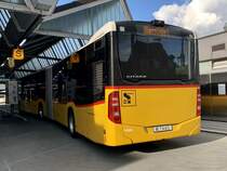 Heckansicht des MB C2 G '10686' von PostAuto Regie Bern am 29.9.21 beim Bahnhof Bern.