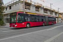 Innsbruck: Mercedes-Benz Citaro 2. Generation der Innsbrucker Verkehrsbetriebe (Bus Nr. 436) ist als Linie T wegen Entschärfung einer Fliegerbombe über die Andreas-Hofer-Straße umgeleitet. Aufgenommen 28.9.2021.