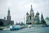 Moskau_10-1977_OL-Dienst-Lkw vor Basiliuskathedrale und Kreml