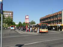 Die Uni-Linie 16 (Universitt - Hauptbahnhof - Treveris) wartet zu Weiterfahrt.  Sie steht hier an der Haltestelle   Trier Hauptbahnhof  .
02.05.07