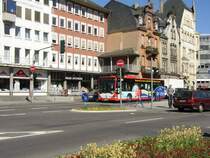 Linie 5 (Feyen - Balduinsbrunnen / Hbf - Treveris - Castelforte) steht gerade an der Ampel um als nchstes die Haltestelle   Porta Nigra   anzufahren. 
02.05.07