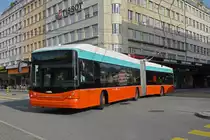 Hess Trolleybus 58, auf der Linie 1, fährt zur Haltestelle beim Bahnhof Biel. Die Aufnahme stammt vom 25.09.2021.