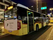 Heckansicht des MB C2 hybrid '11088' der PostAuto Regie Aarau am 14.10.21 beim Bahnhof Brugg.