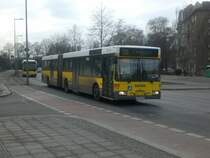 Mercedes-Benz O 405 N (Niederflur-Stadtversion) auf der Linie 136 nach S-Bahnhof Hennigsdorf an der Haltestelle Spandau Wr�hm�nnerpark.