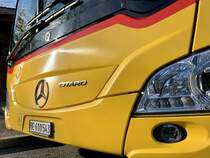 Detailansicht Front des MB C2 hybrid '11687' von PostAuto Regie Interlaken am 7.11.21 bei Ringgenberg, Säge.