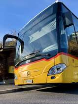 Front Detailansicht des MB C2 hybrid '11687' von PostAuto Regie Interlaken am 7.11.21 bei Ringgenberg, Säge.