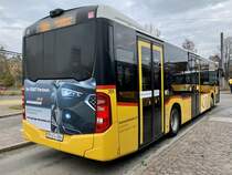 Heckansicht des MB C2 '11101' vom PU Autobetrieb Stadel-Neerach, Stadel am 13.11.21 beim Bahnhof Bülach.