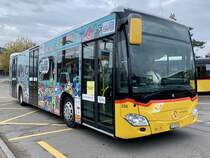 MB C2 Nr. 334 '10848'  ZH 783 893  mit Vollwerbung Bülach Süd Center vom PU Autobetrieb Stadel-Neerach, Stadel am 13.11.21 bei der Ankunft beim Bahnhof Bülach.
