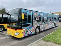 MB C2 Nr. 334 '10848' vom PU Autobetrieb Stadel-Neerach, Stadel mit Vollwerbung Bülach Süd Center am 13.11.21 beim Bahnhof Bülach.