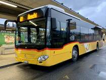 MB C2 hybrid '11402' der PostAuto Regie Aeschi am 13.11.21 beim Bahnhof Spiez.