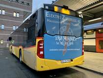 Heckansicht des MB C2 hybrid '11402' der PostAuto Regie Aeschi am 13.11.21 beim Bahnhof Spiez.