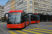 Hess Trolleybus 95, auf der Linie 3, fährt zur Haltestelle beim Bahnhof Biel. Die Aufnahme stammt vom 25.09.2021.