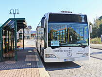 Auf dem Busplatz am Bahnhof Neustadt Sachsen steht für den Schienenersatzverkehr Ein Mercedes 0 530 am 10. Oktober bereit.