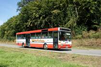 Bus Rheinland-Pfalz: Mercedes-Benz O 407 (BIR-WR 89) vom Omnibusbetrieb Westrich Reisen GmbH, aufgenommen im September 2021 in der Nähe von Herrstein, einer Ortsgemeinde im Landkreis Birkenfeld.