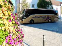 SETRA S511HD von Hagspiel-Touristik hat sich vor dem Volkskundehaus, bzw. am Kirchenplatz, in Ried i.I. eingefunden; 210908