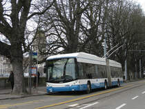 Swisstrolley 148 beim Central am 20.02.2017. Das Bild ist übrigens nicht schief, sondern das Fahrzeug wurde auf der Türseite abgesenkt, um das Ein- und Aussteigen zu erleichtern.