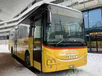 Neuer Iveco Crossway 10.6m '11742'  VS 63800  vom PU Autotour GmbH, Visp am 10.12.21 beim Bahnhof Visp.