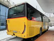 Heckansicht des Iveco Crossway 10.6m '11742' vom PU Autotour GmbH, Visp am 10.12.21 beim Bahnhof Visp.