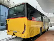 Heckansicht des Iveco Crossway 10.6m '11742' vom PU Autotour GmbH, Visp am 10.12.21 beim Bahnhof Visp.