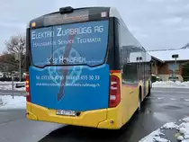 Heckansicht des MB C2 K '11216' der PostAuto Regie Aeschi am 12.12.21 nach der Abfahrt beim Bahnhof Spiez.
