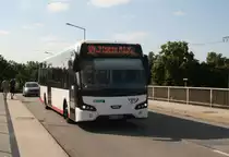 Beim Warten auf den nächsten Zug auf der Klinikstraßenbrücke in Gießen kam mir dieser VDL-Citea auf der Linie 379 zum Bahnhof Gießen entgegen.