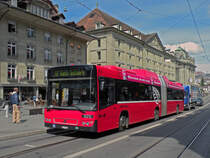 Volvo Bus 825, auf der Linie 10, bedient die Haltestelle Zytglogge. Die Aufnahme stammt vom 14.04.2011.