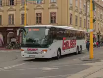 Graz. Nur wenige Tage, nachdem das Foto geschossen wurde, war es historisch: Im Sommer 2021, wurde der Korridor Graz Ries von Regiobus Steiermark neu ausgeschrieben. Das Hartberg-Fürstenfelder Unternehmen <i>Verkehrsbetriebe Gruber</i>, welches schon seit Jahrzehnten in Graz unterwegs ist, hat diese Ausschreibung verloren, somit hat das Unternehmen alle Linien von und nach Graz verloren. Am 7.9.2021, konnte ich Wagen 46 des Unternehmens am Jakominiplatz ablichten. Der Bus ist mittlerweile ebenfalls historisch.